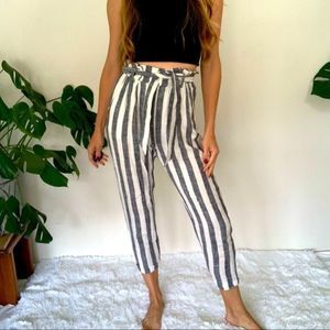BOGO 💫🔴 
Bershka S White & Grey Striped Sandwich Bag Pants